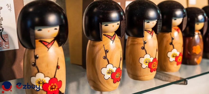 Traditional-Japanese-wooden-dolls